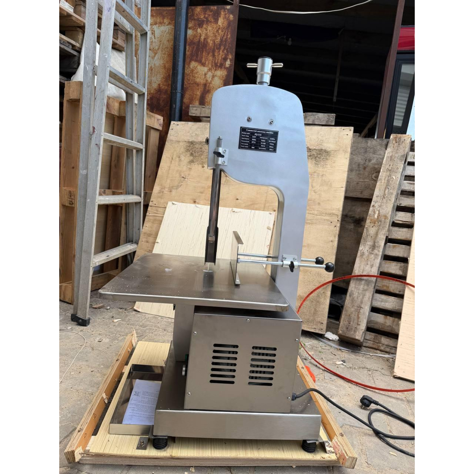 Пила стрічкова для м'яса Vektor J310 (2200W)