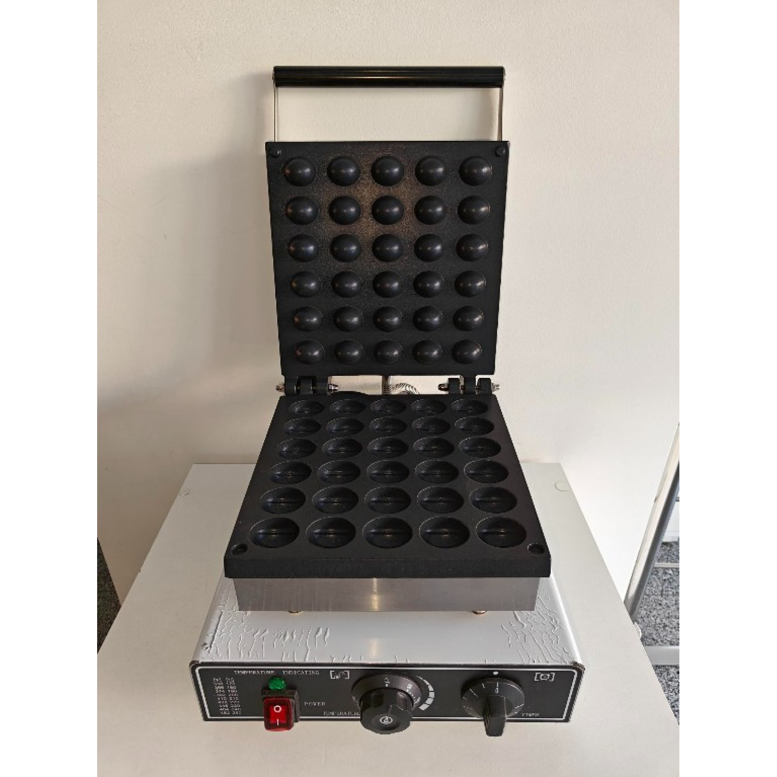 Вафельниця EWT INOX WB30N